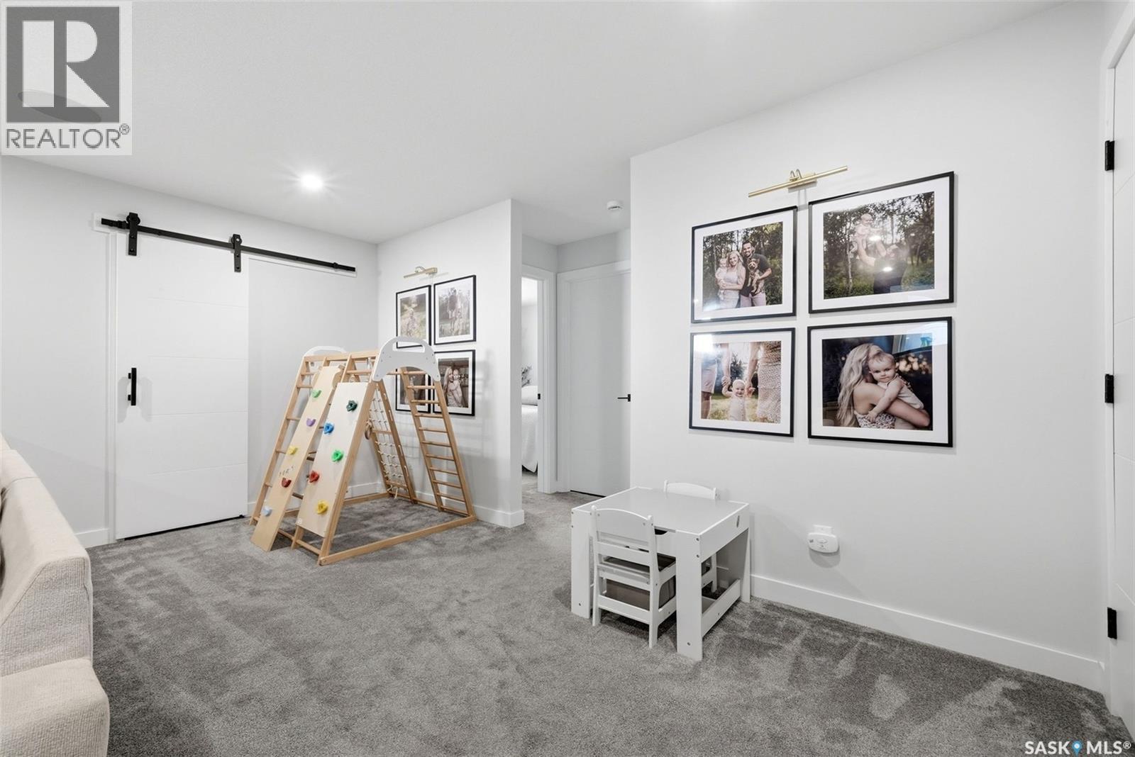 8 YALE PLACE — photo 33
