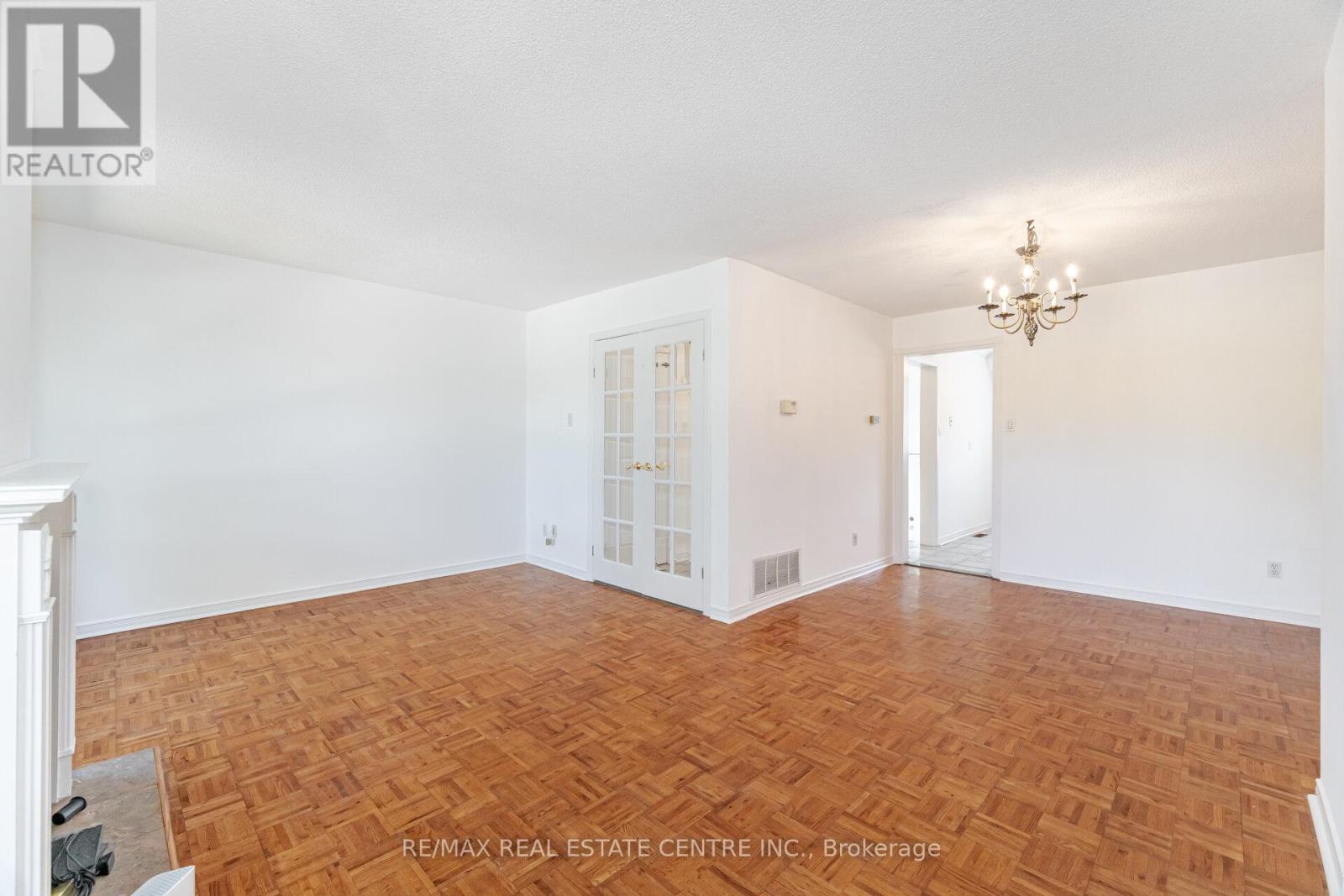 122 MOREGATE CRESCENT - 12