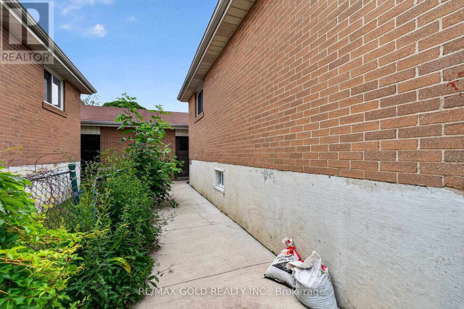 53 DALRAITH CRESCENT - 32