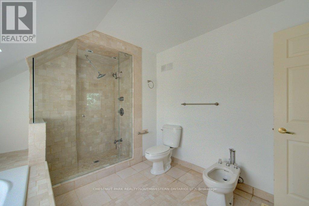 14 ANTRIM COURT E - 32