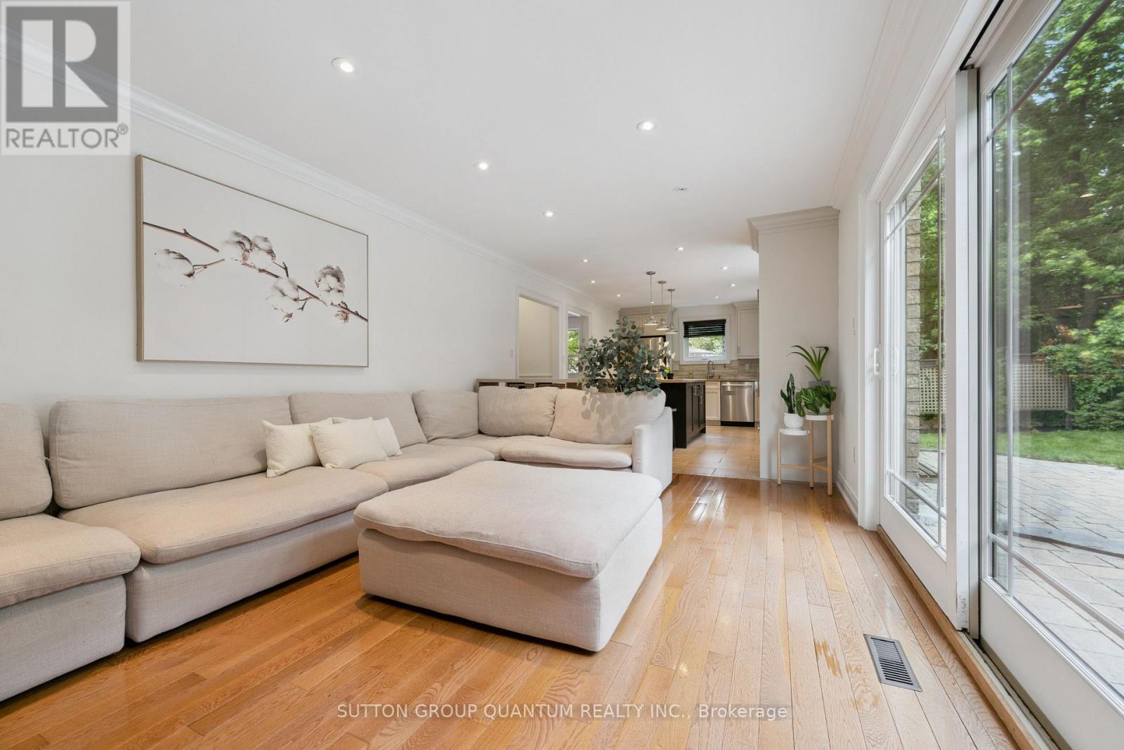 3092 SHANNON CRESCENT - 10