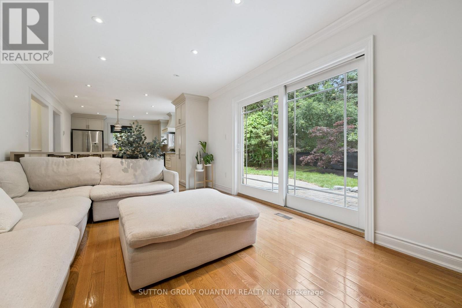 3092 SHANNON CRESCENT - 11