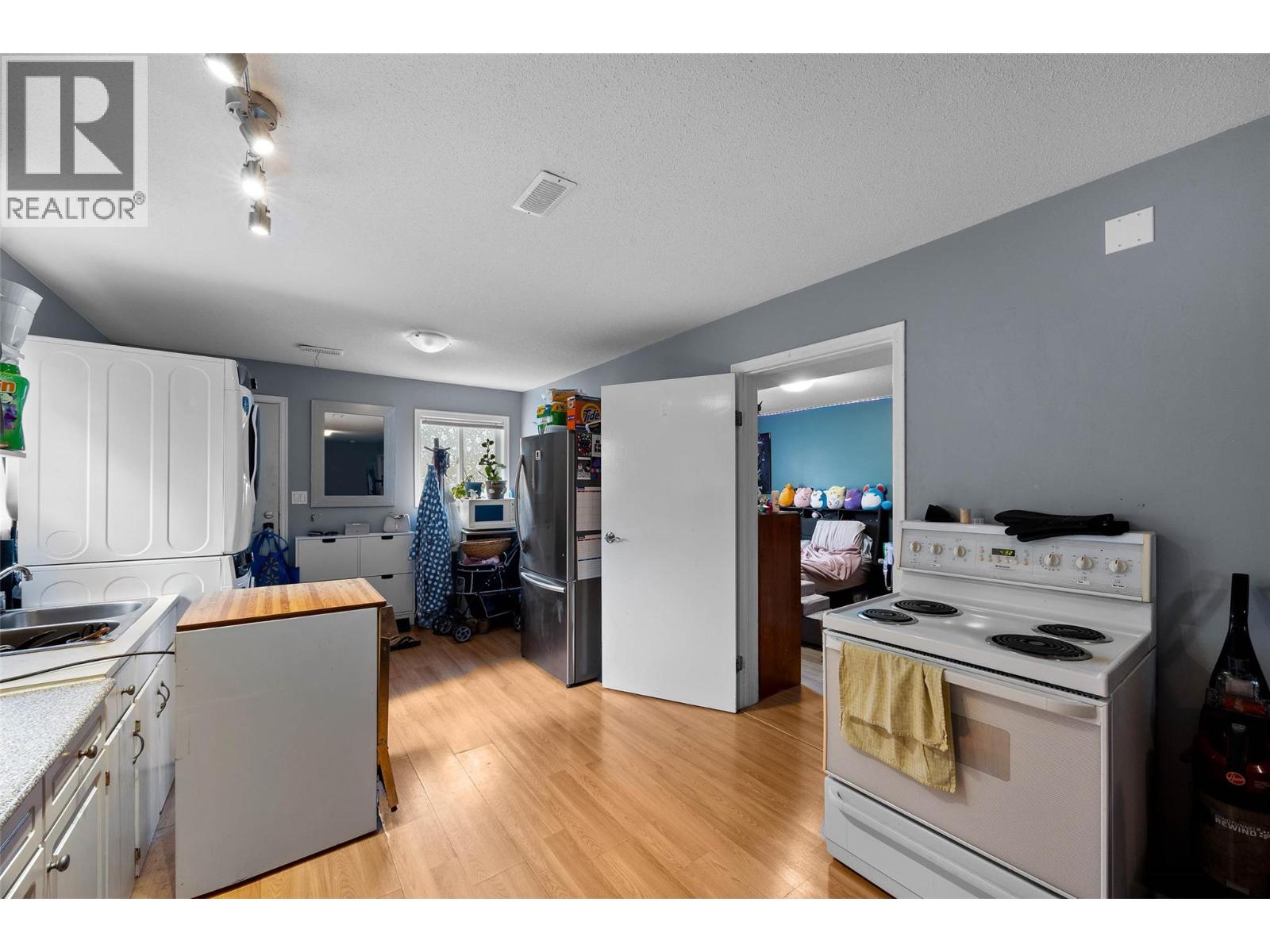 #5 685 SINGH Street - 23