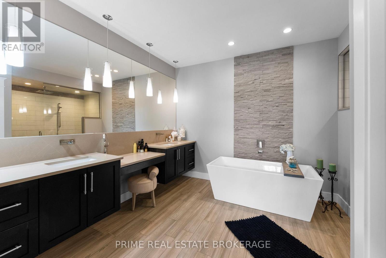 34 ERIN PLACE - 25