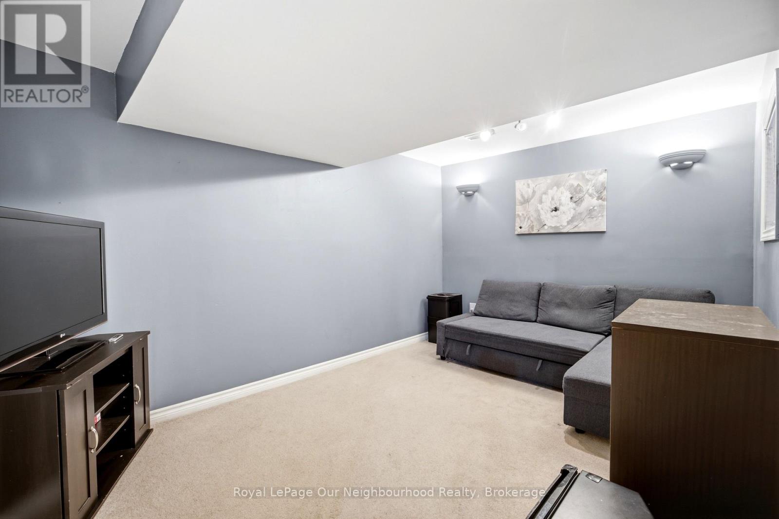 25 HANNING COURT - 25