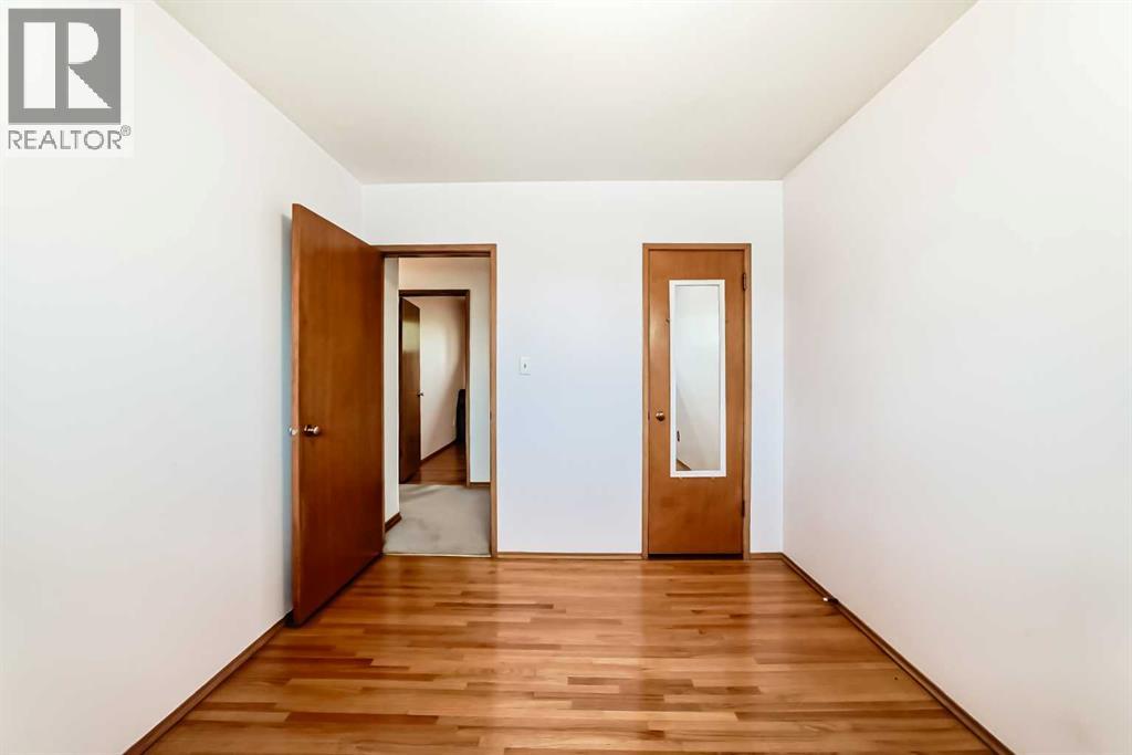 3132 48 Street SW - 20
