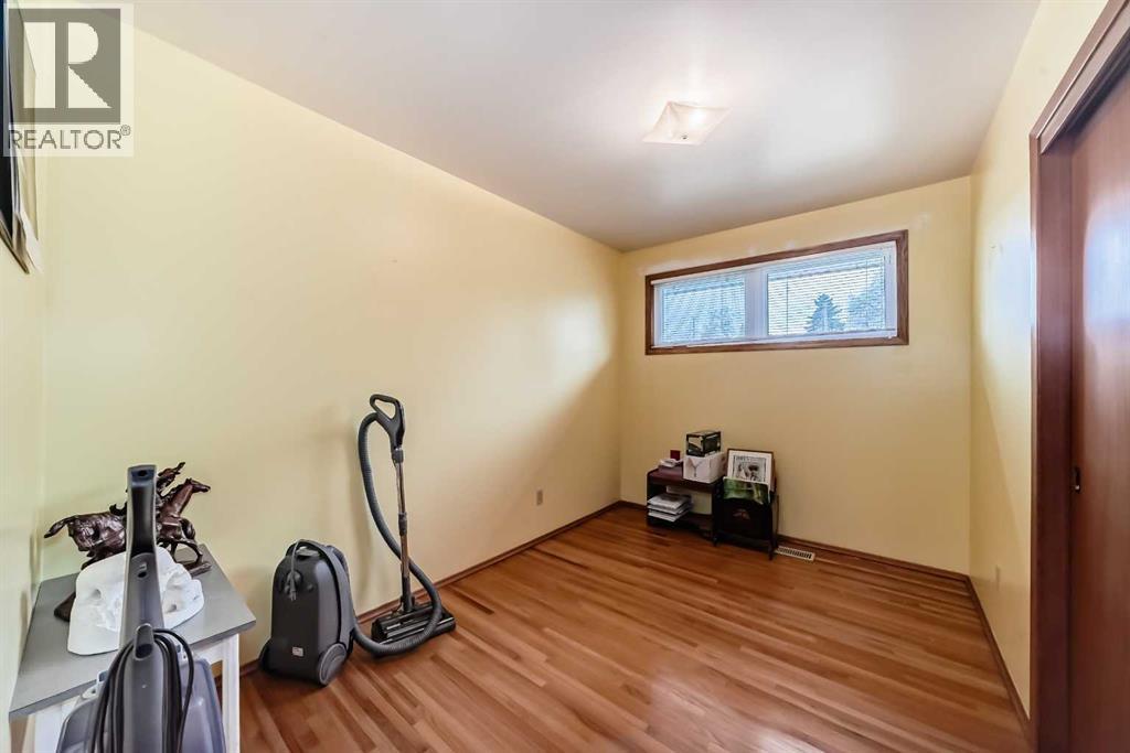 3132 48 Street SW - 21
