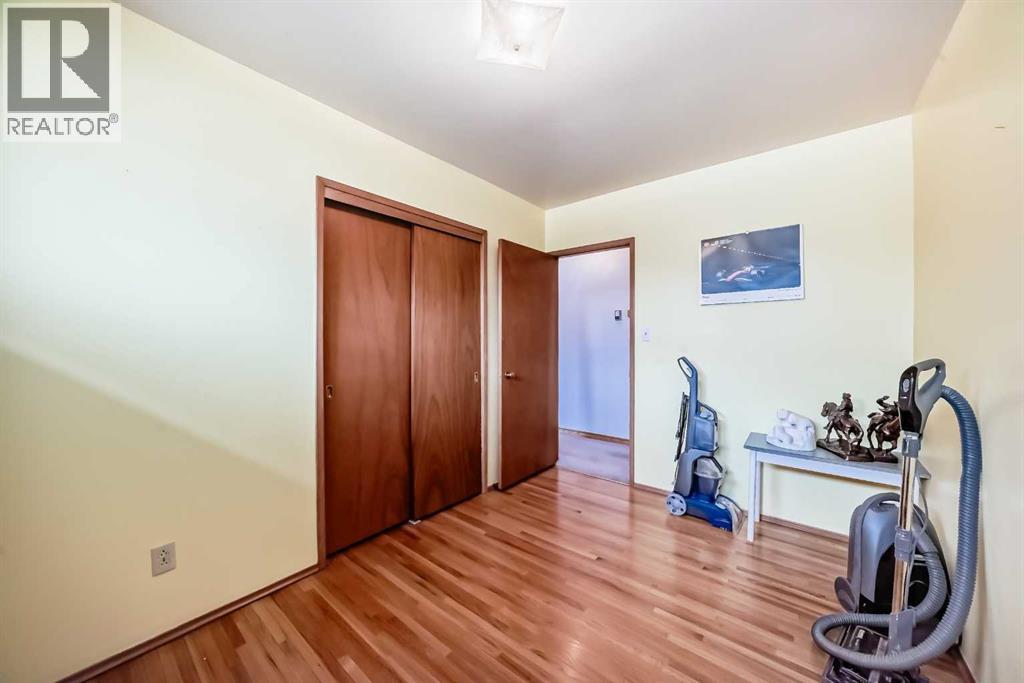 3132 48 Street SW - 22