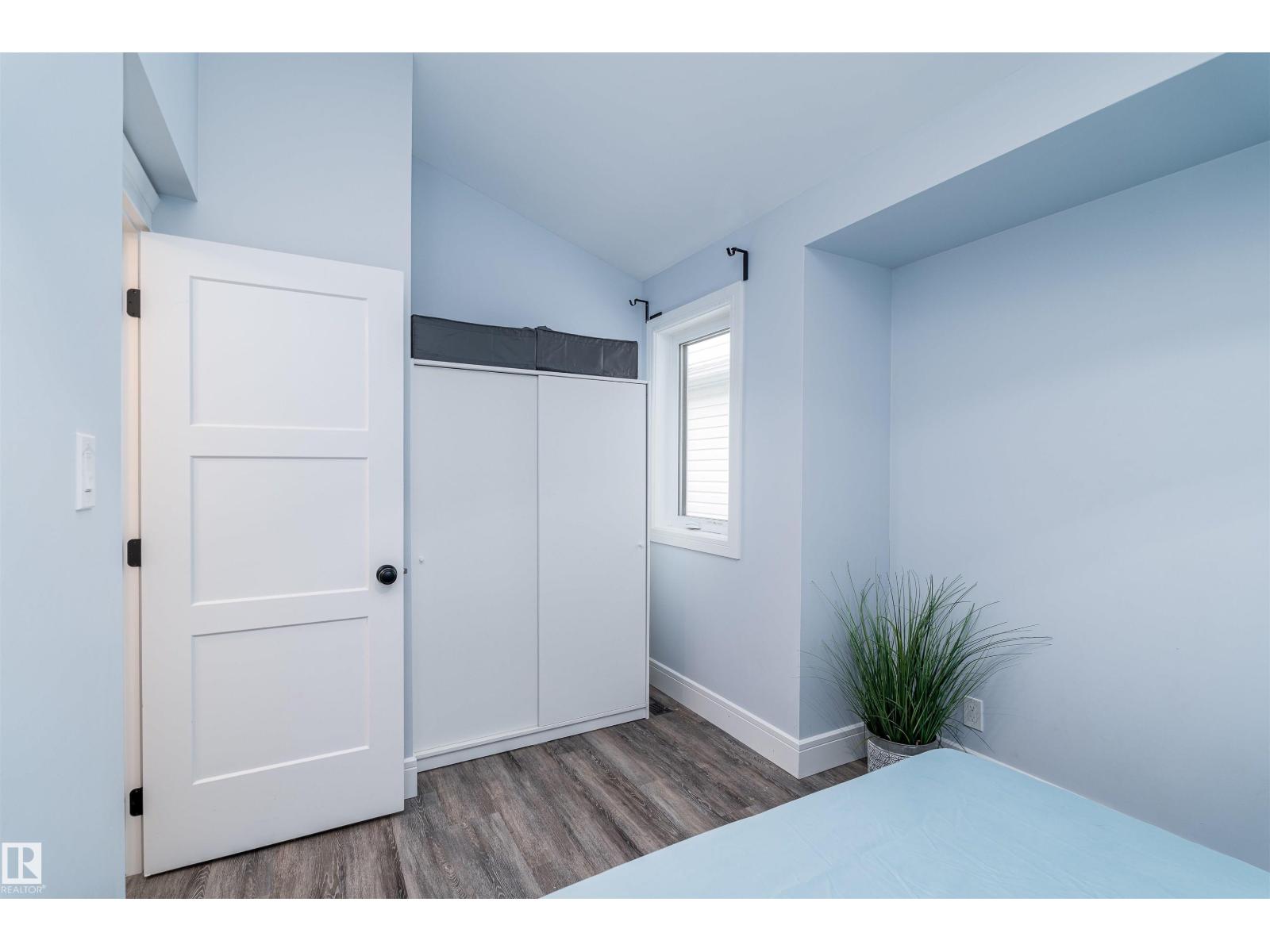 10934 80 AV NW - 18