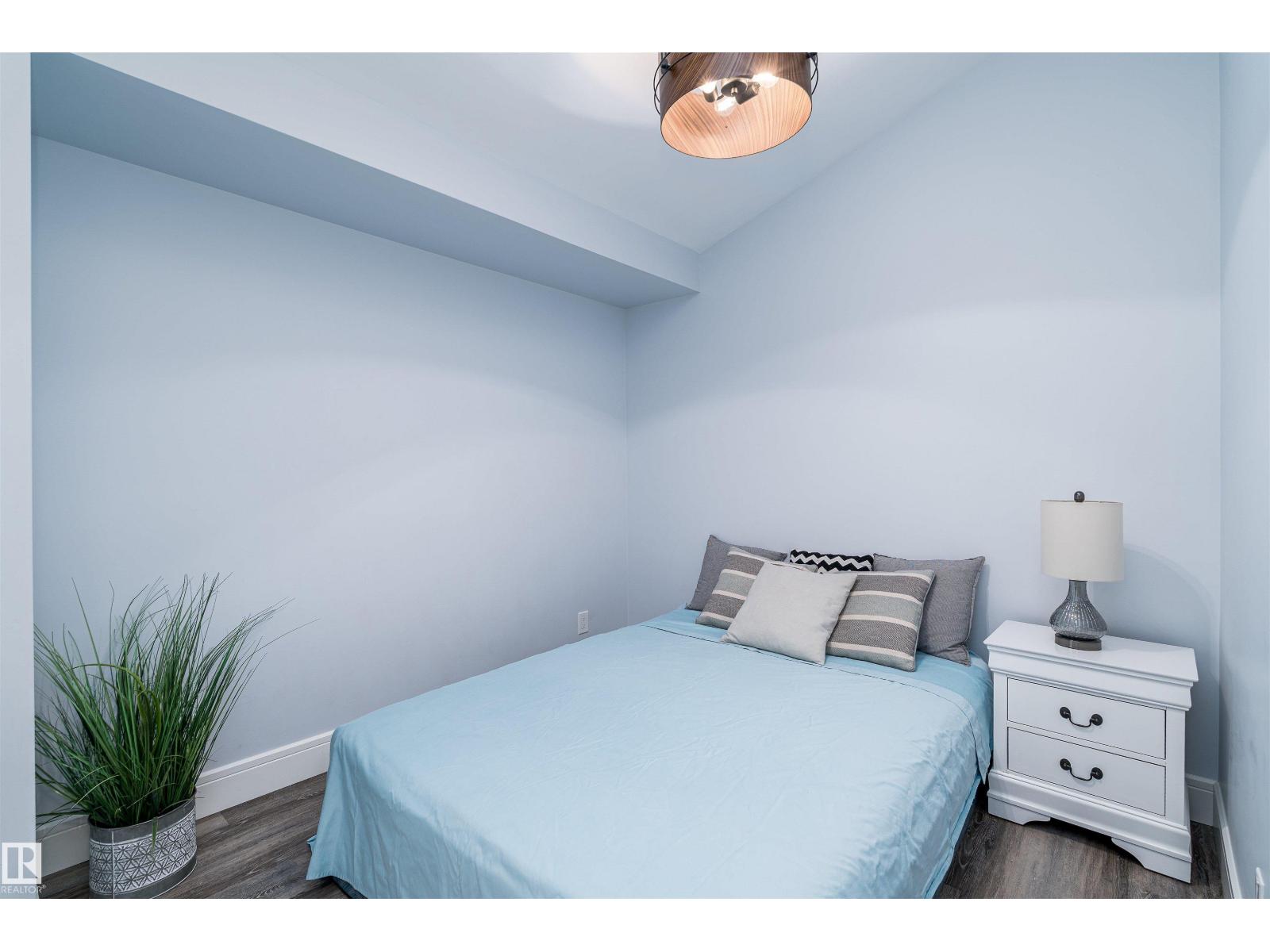 10934 80 AV NW - 17
