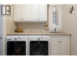 Kitchen - 579 Longspoon Court, Vernon, BC V1H2K2 Photo 12