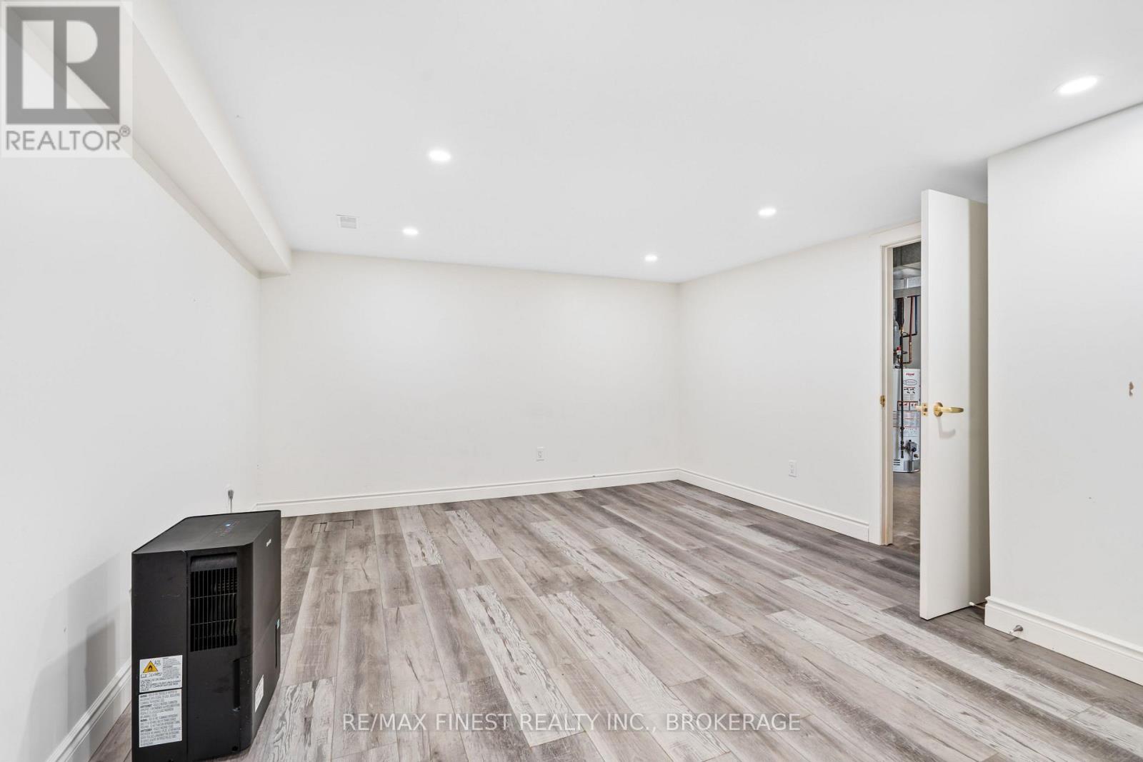 347 KINGSDALE AVENUE - 23