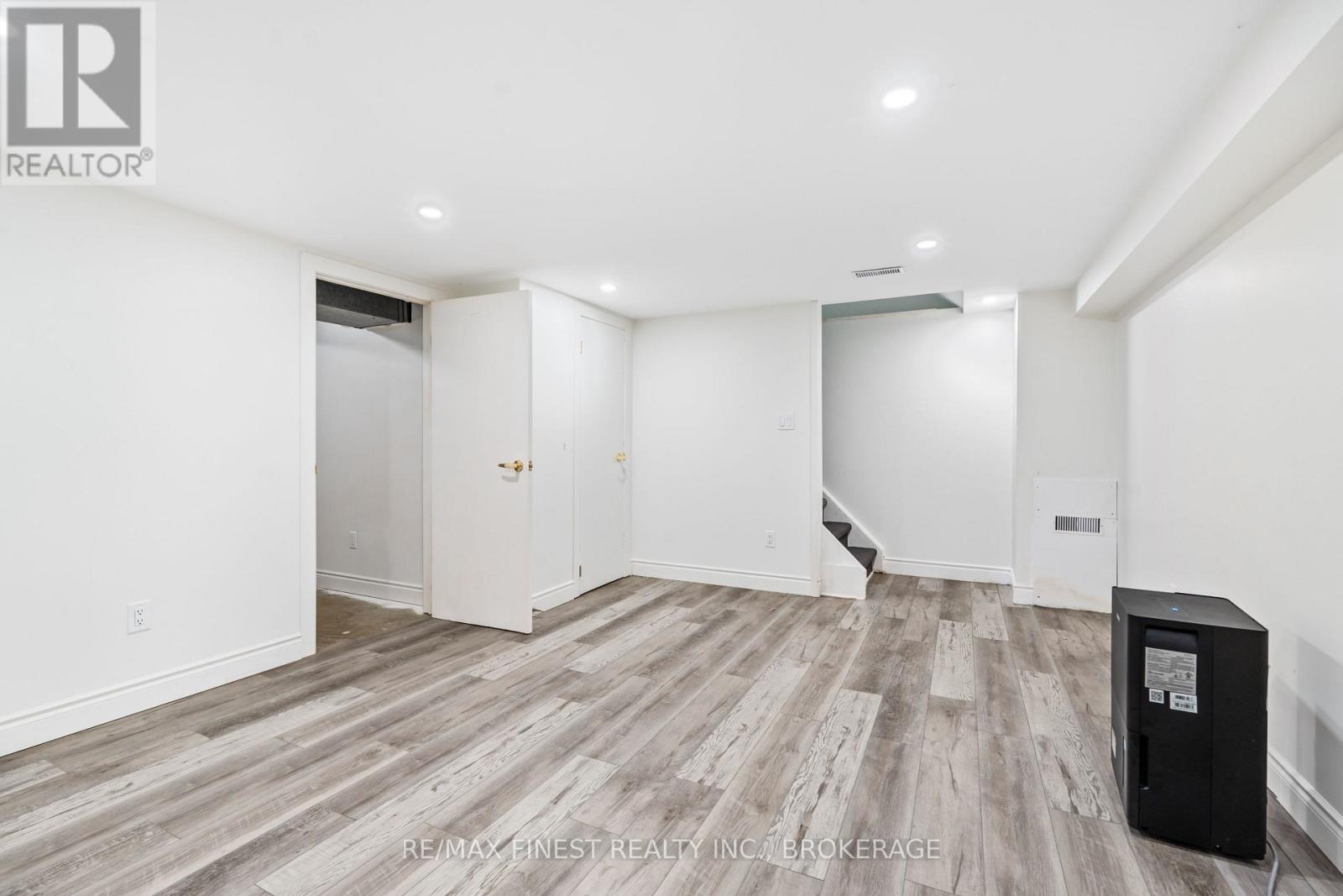 347 KINGSDALE AVENUE - 24