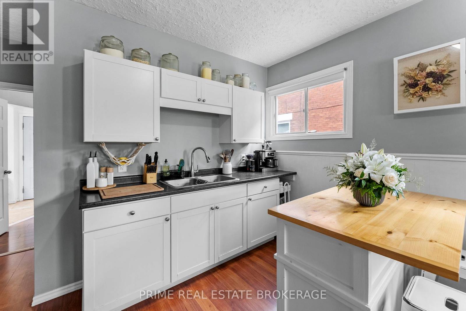 1032 TRAFALGAR STREET - 10