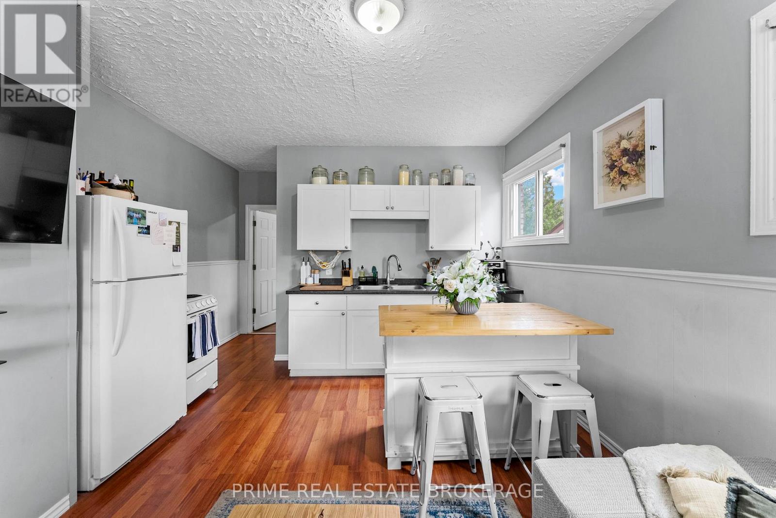 1032 TRAFALGAR STREET - 11