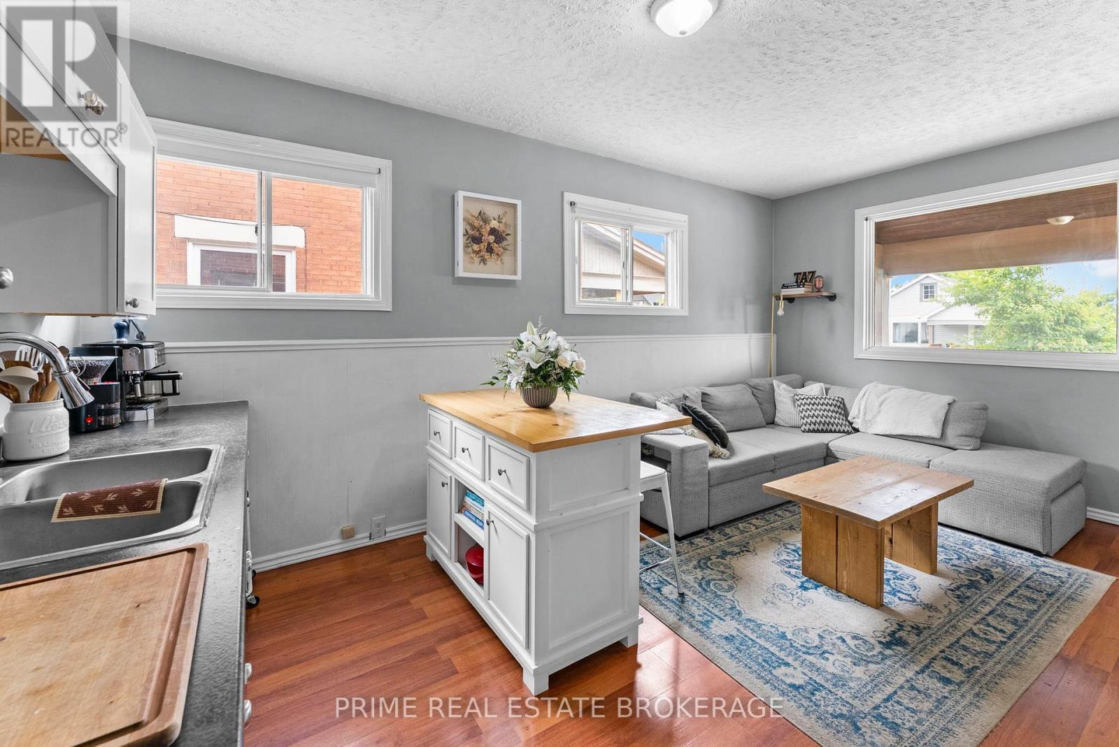 1032 TRAFALGAR STREET - 8