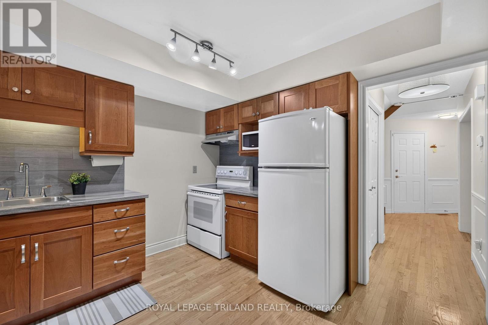 #34 810 MAITLAND STREET - 11