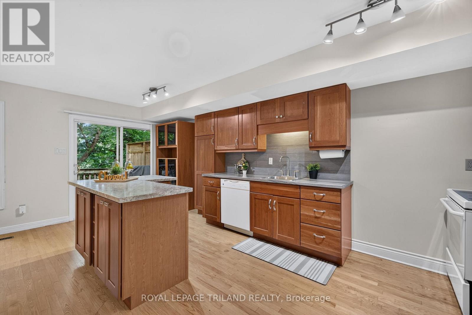 #34 810 MAITLAND STREET - 12