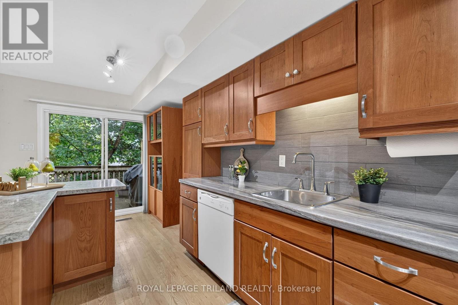 #34 810 MAITLAND STREET - 13
