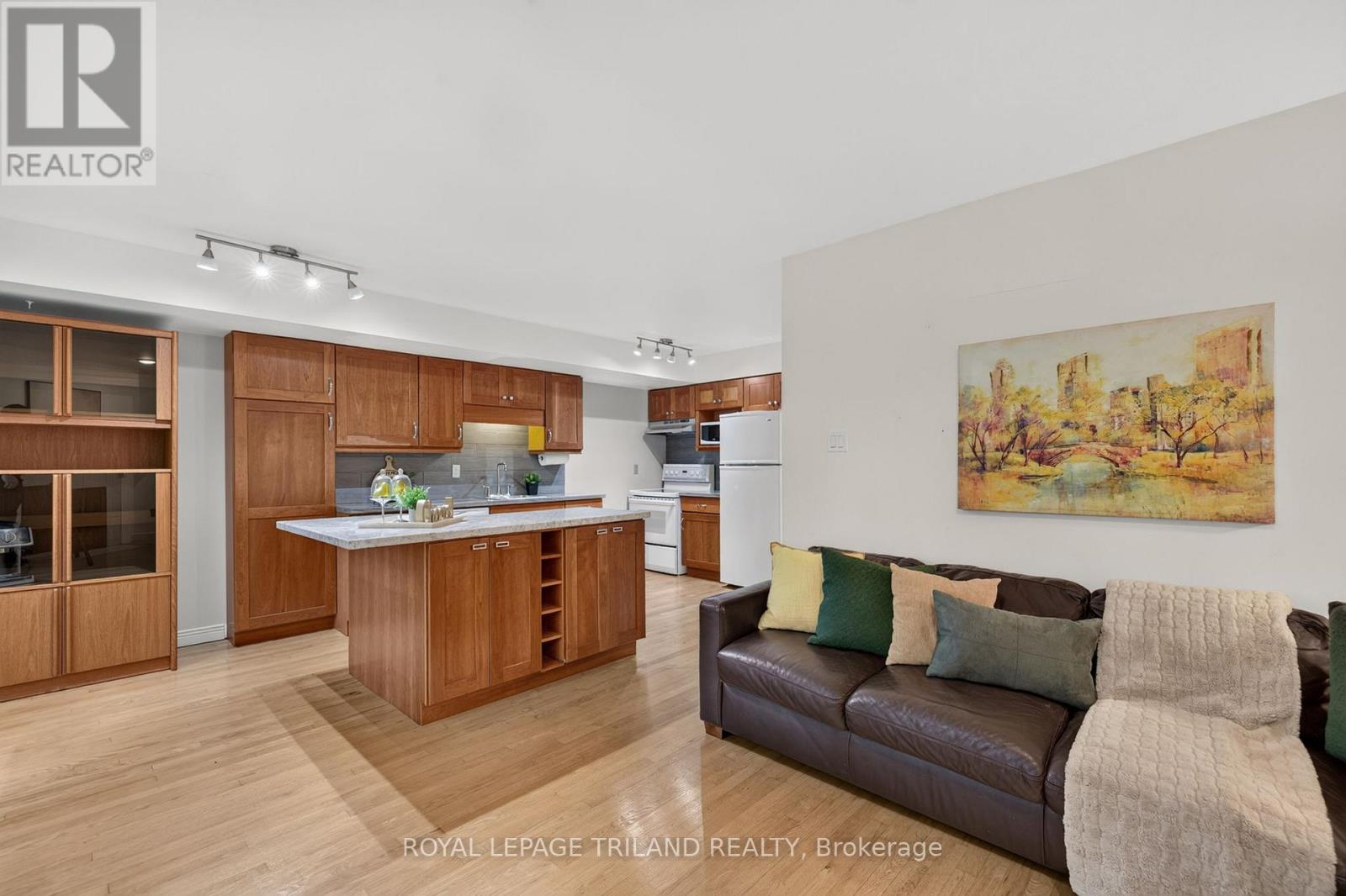 #34 810 MAITLAND STREET - 18