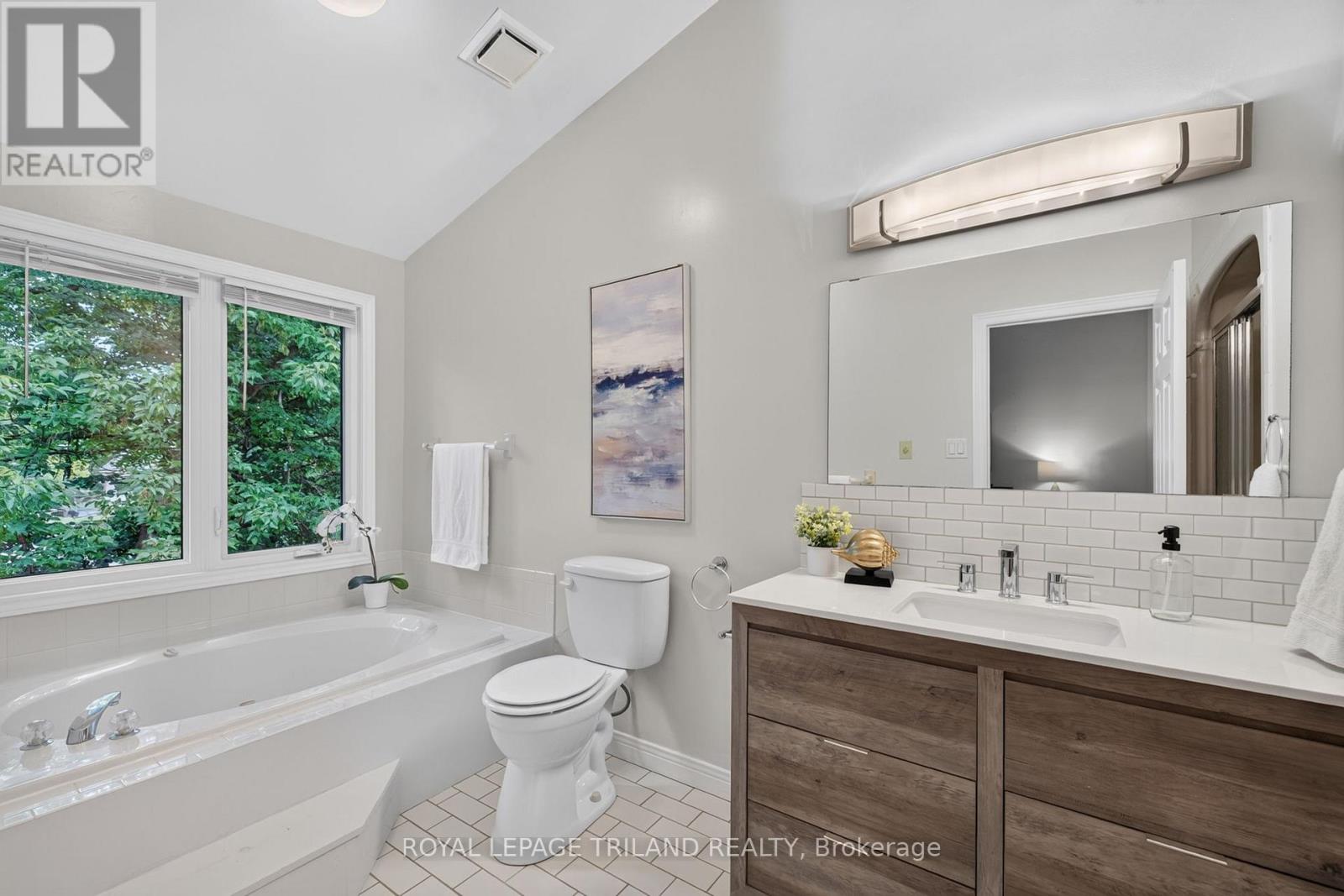 #34 810 MAITLAND STREET - 22