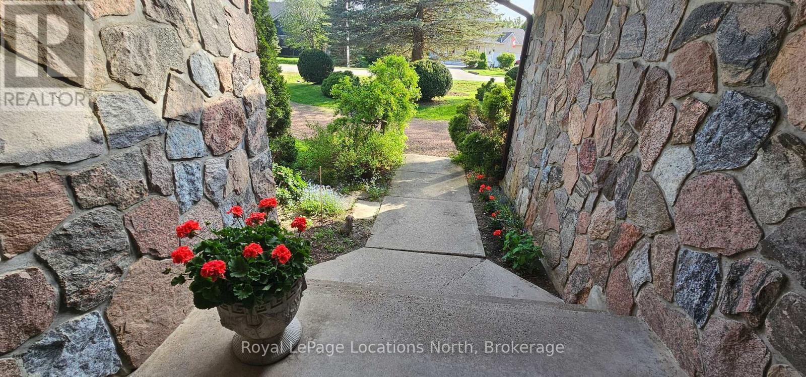 44 KELLEY CRESCENT - 26