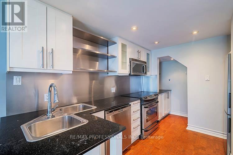 #702 88 CHARLES STREET E - 17