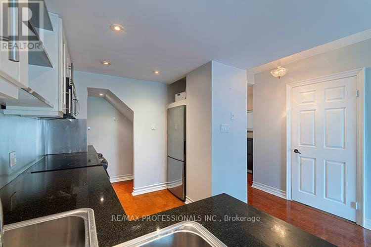 #702 88 CHARLES STREET E - 19