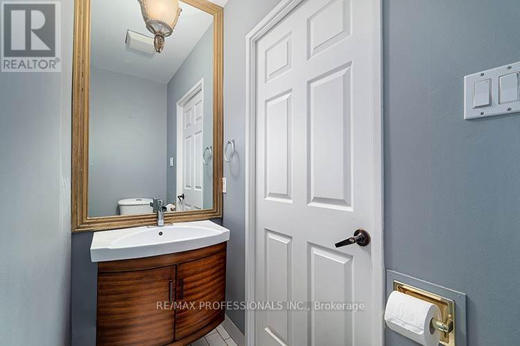 #702 88 CHARLES STREET E - 20