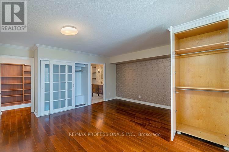 #702 88 CHARLES STREET E - 26