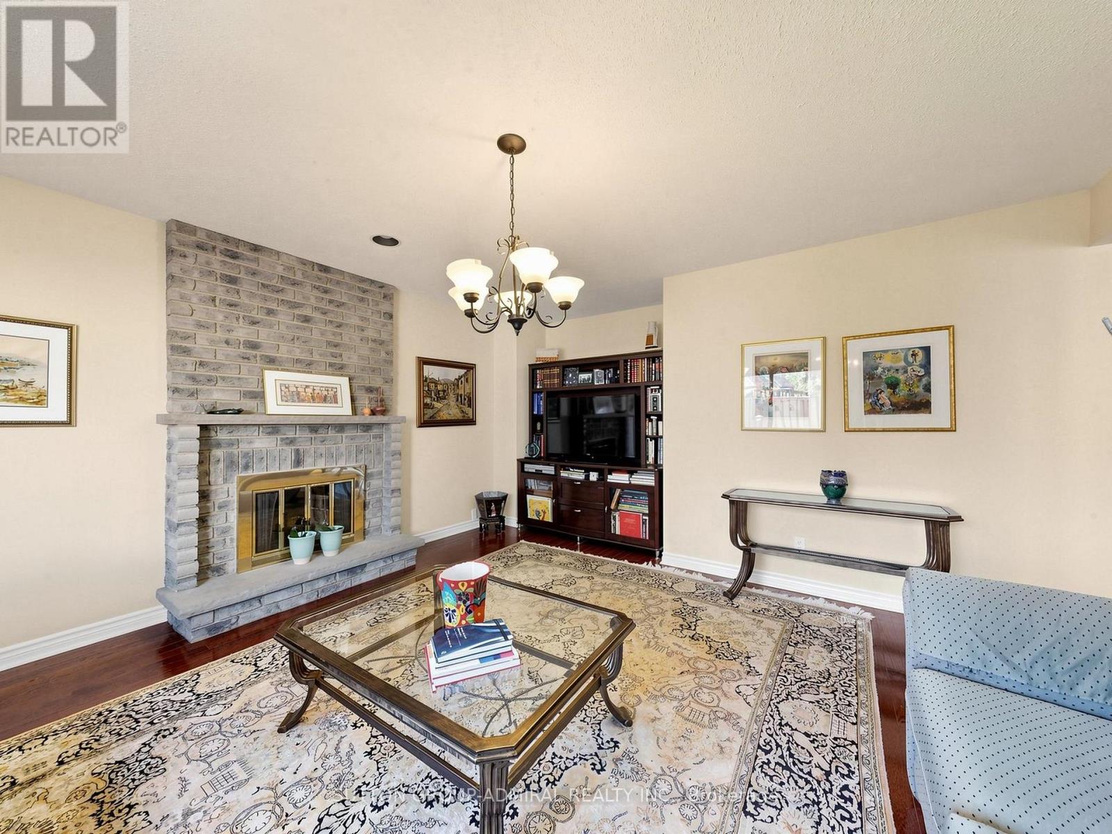 20 ESTHER CRESCENT - 13