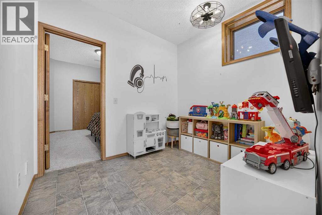 2339 Morris Crescent SE — photo 42