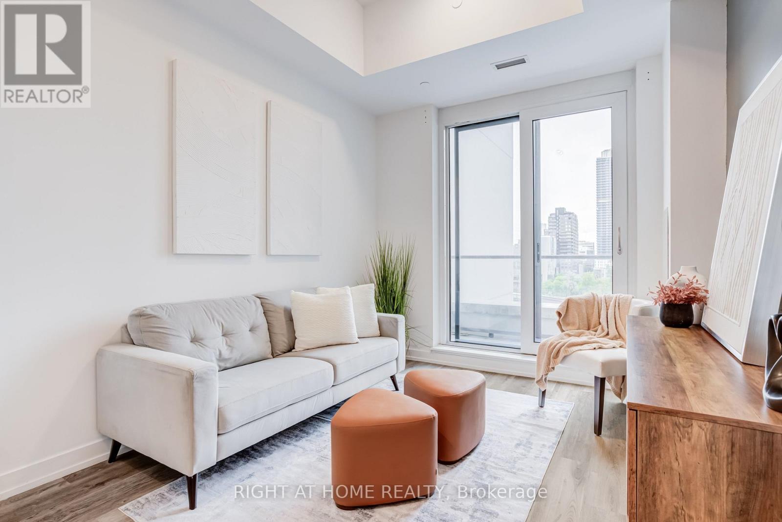 #301 15 WELLINGTON STREET S - 1