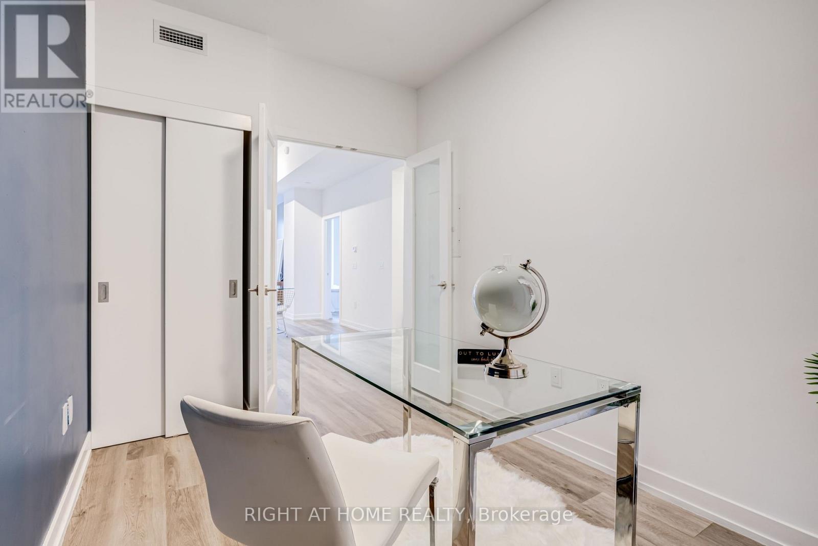 #301 15 WELLINGTON STREET S - 10