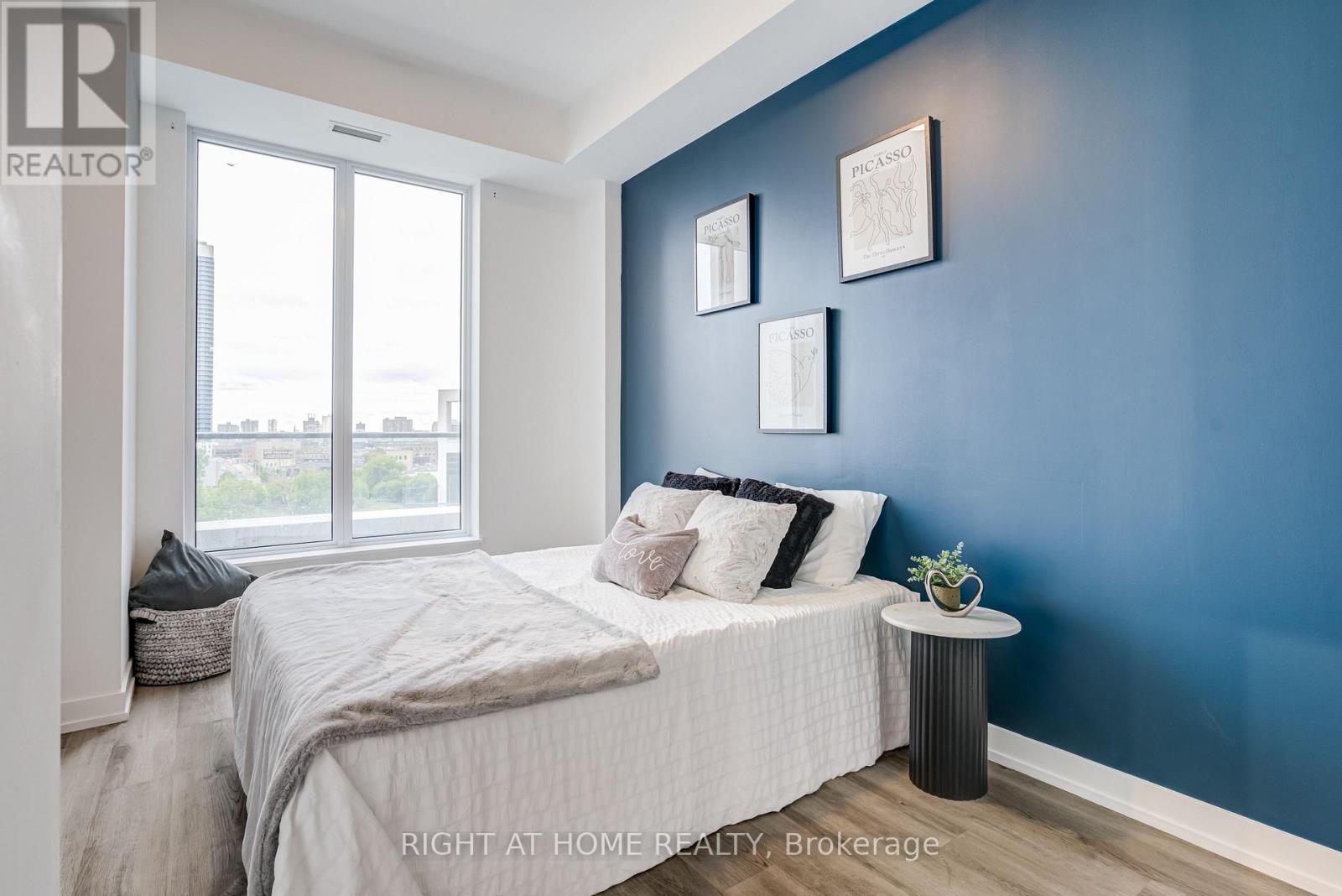 #301 15 WELLINGTON STREET S - 11