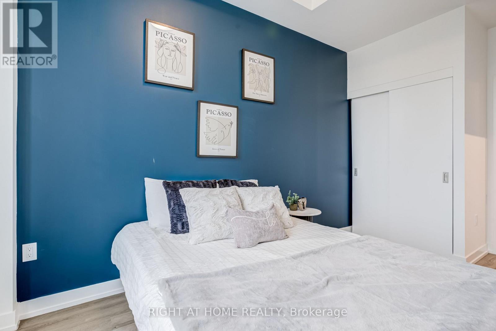 #301 15 WELLINGTON STREET S - 12