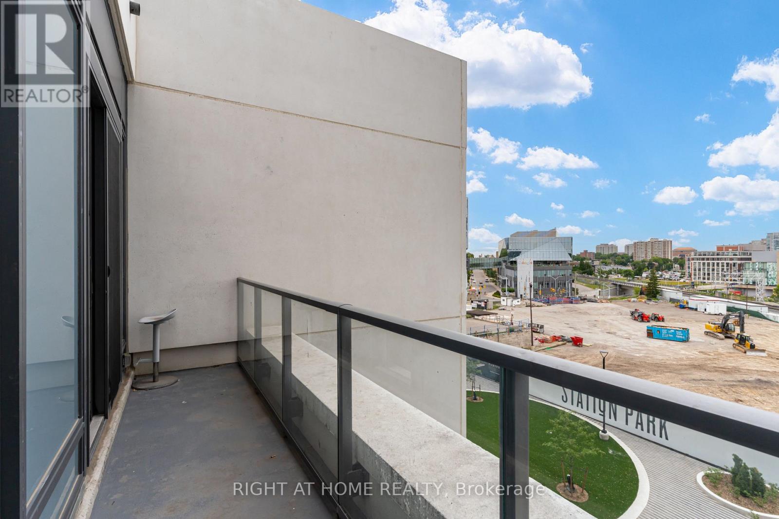 #301 15 WELLINGTON STREET S - 18