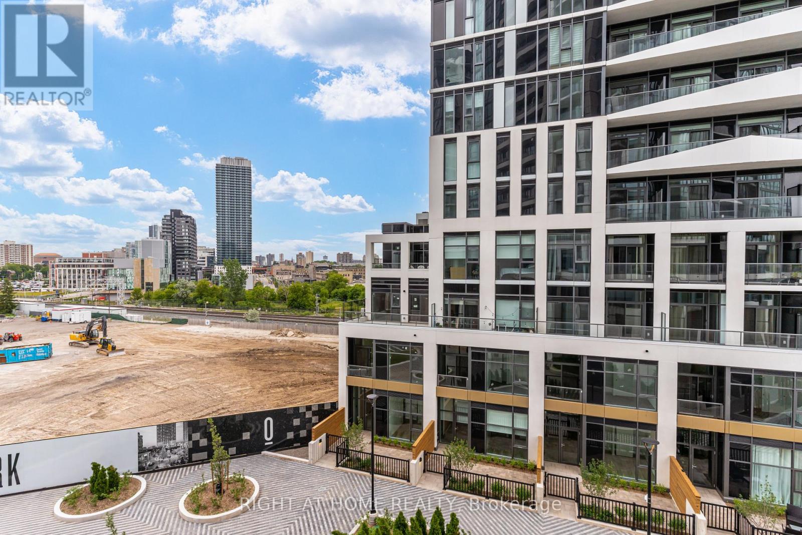 #301 15 WELLINGTON STREET S - 22