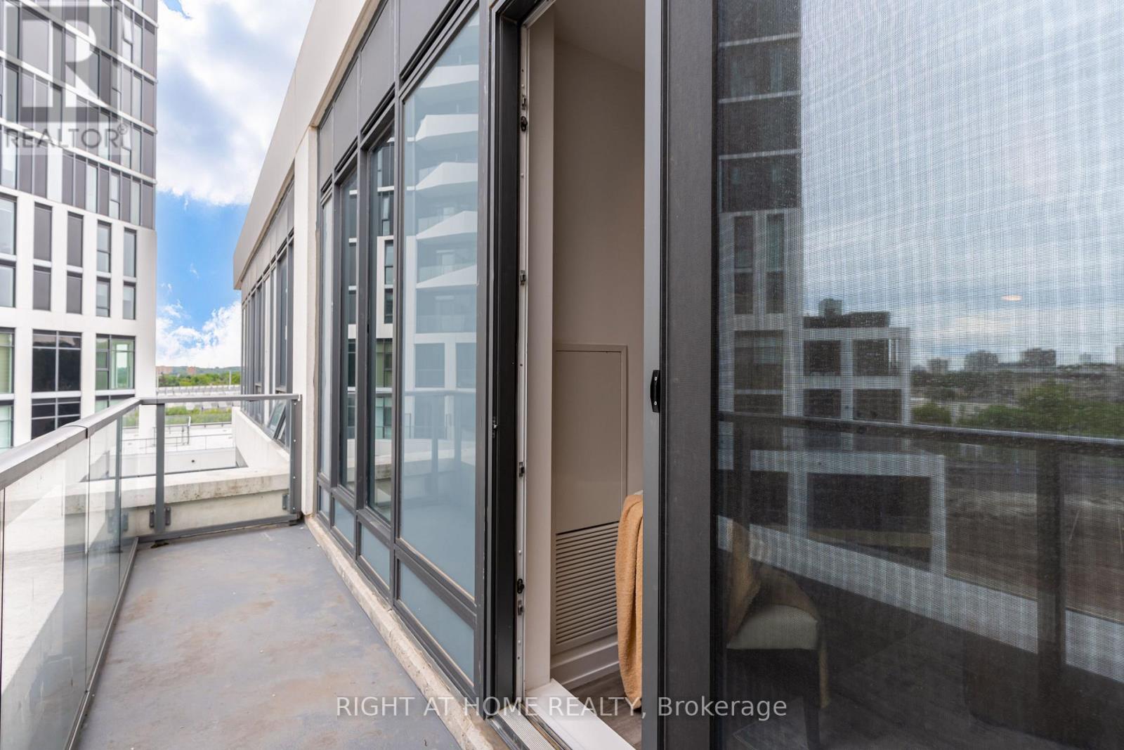 #301 15 WELLINGTON STREET S - 23