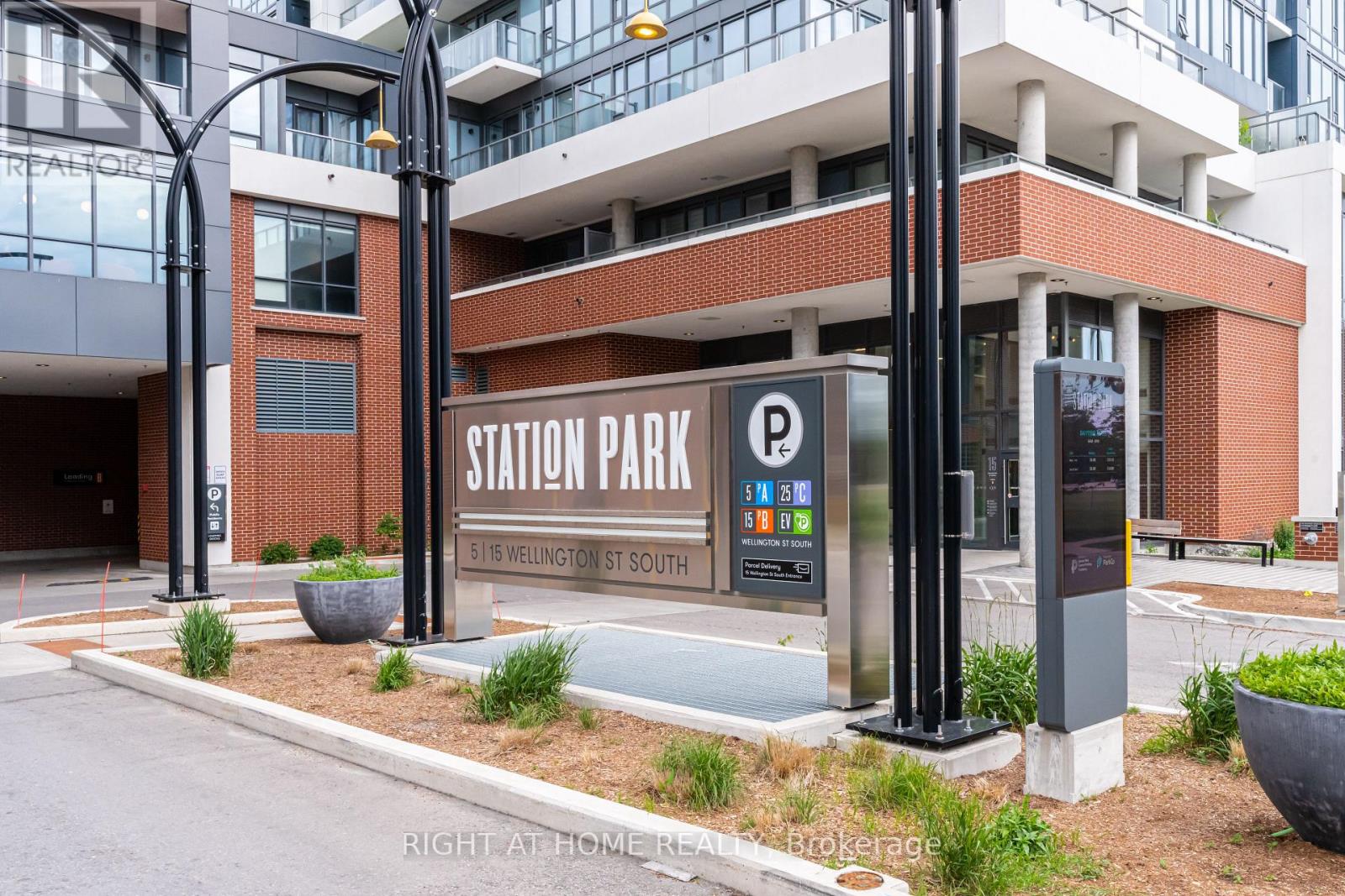 #301 15 WELLINGTON STREET S - 28