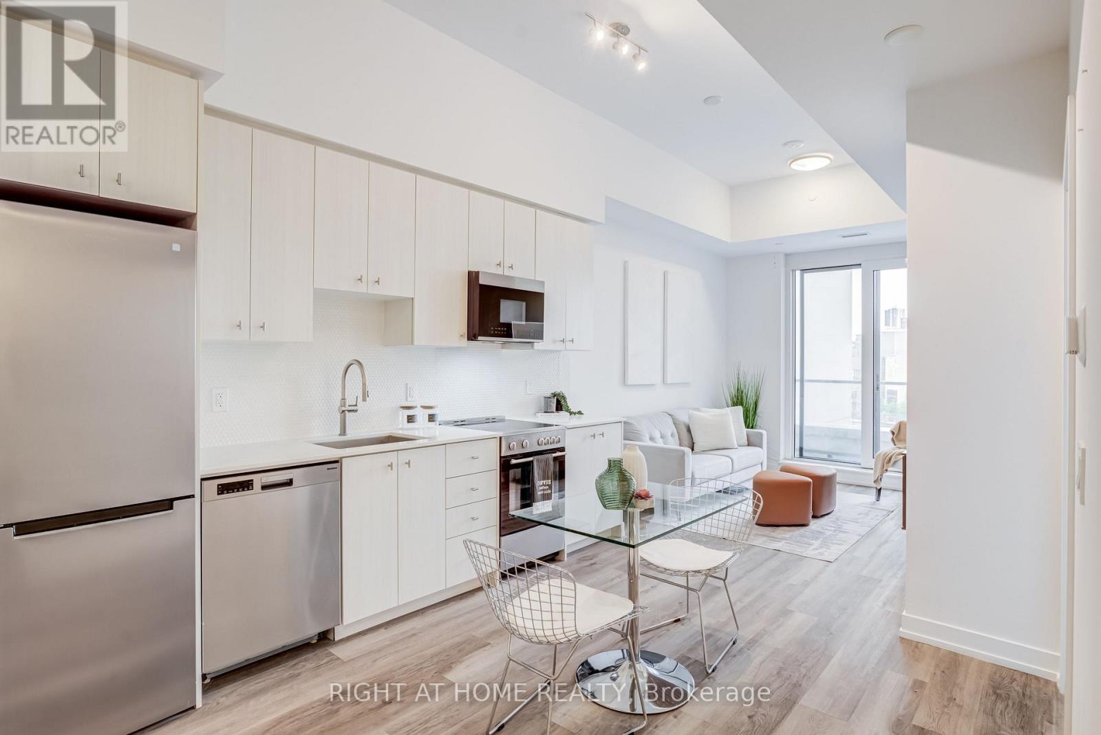 #301 15 WELLINGTON STREET S - 3