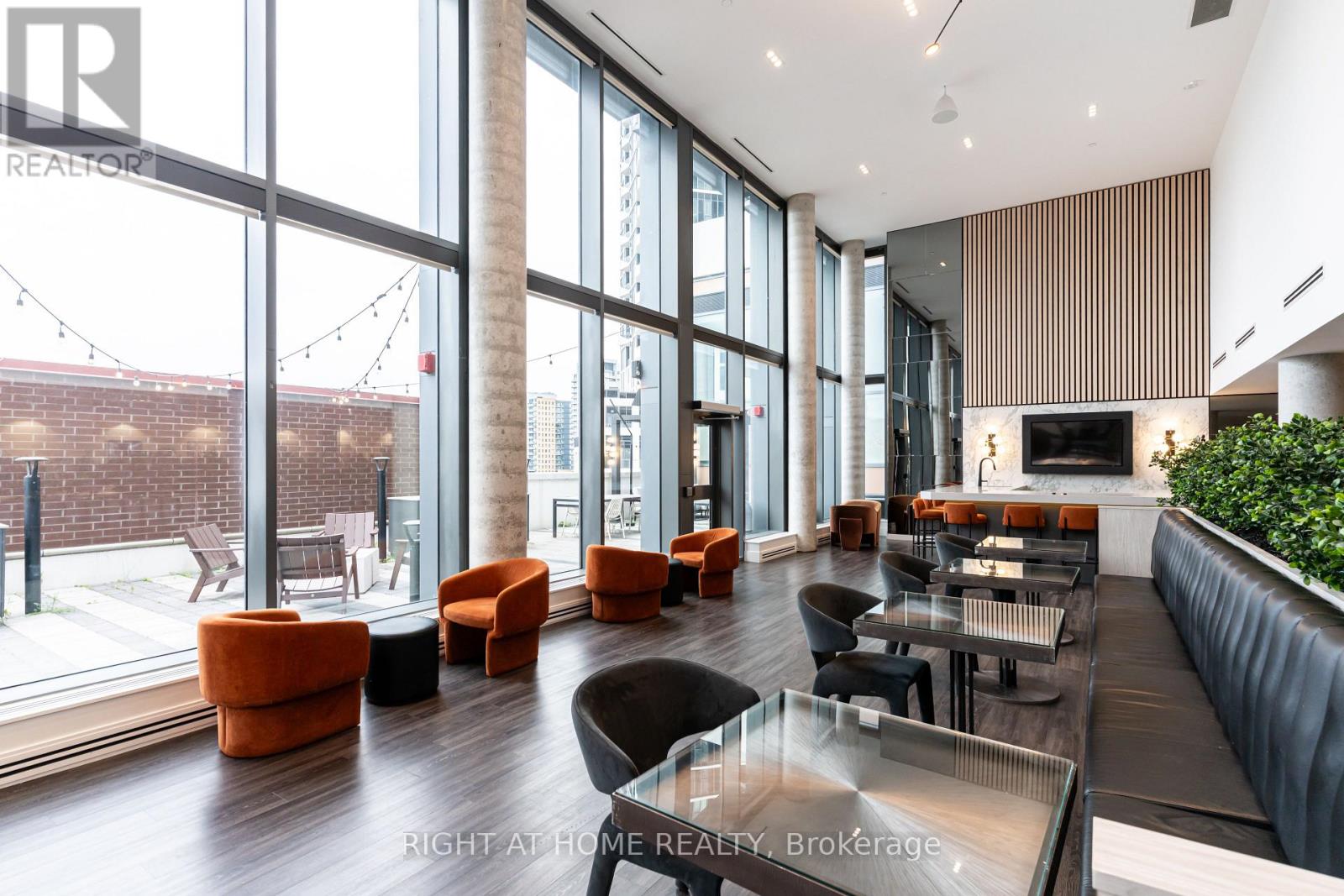 #301 15 WELLINGTON STREET S - 35
