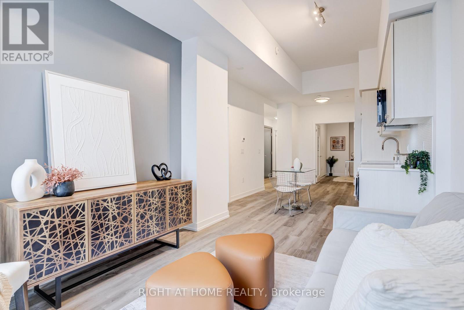 #301 15 WELLINGTON STREET S - 5