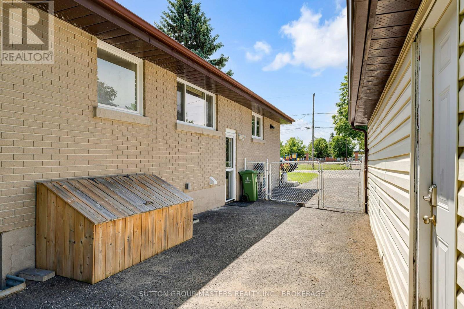 1410 WOODFIELD CRESCENT - 33