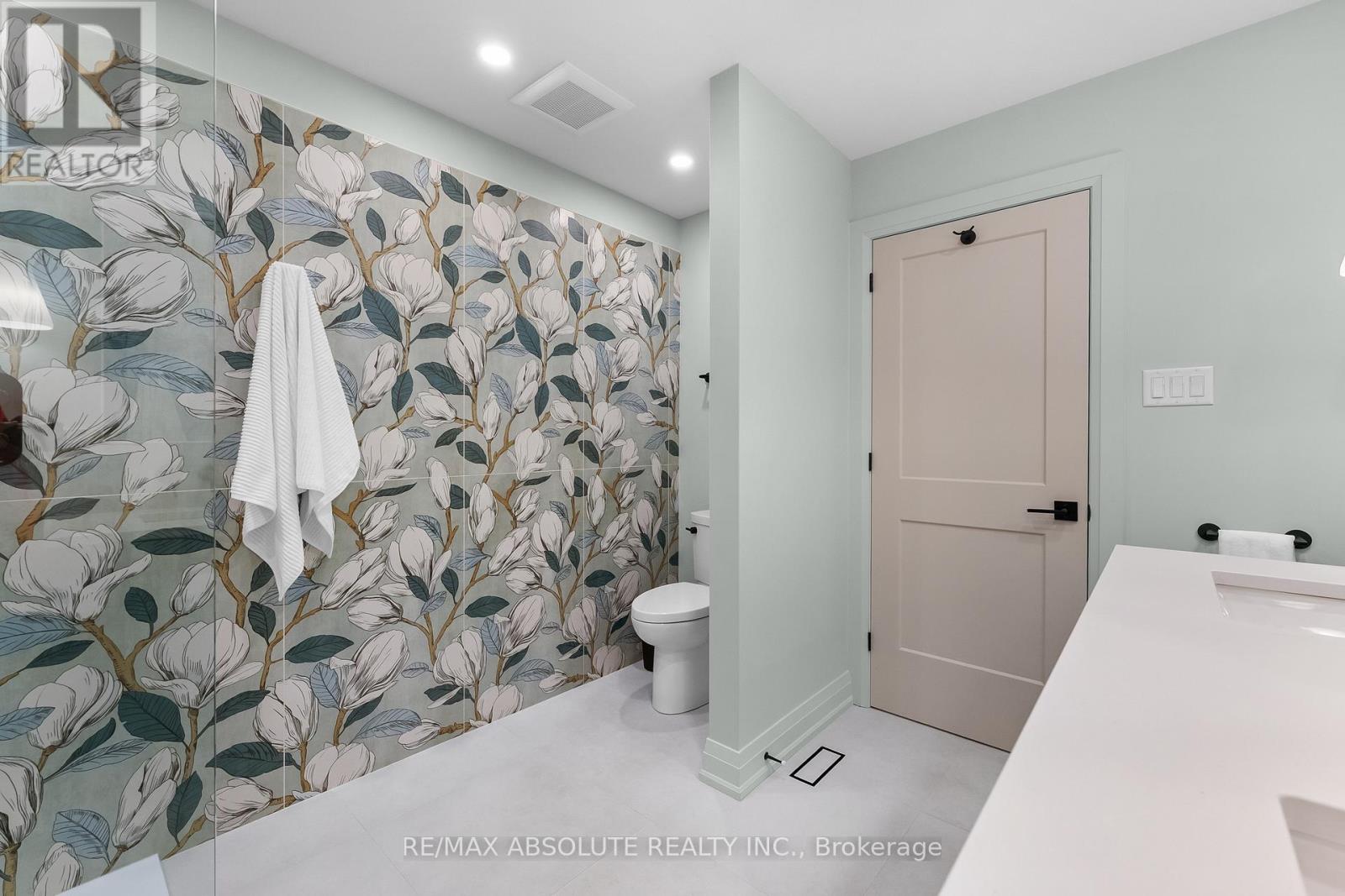 664 CARUSO CIRCLE - 33