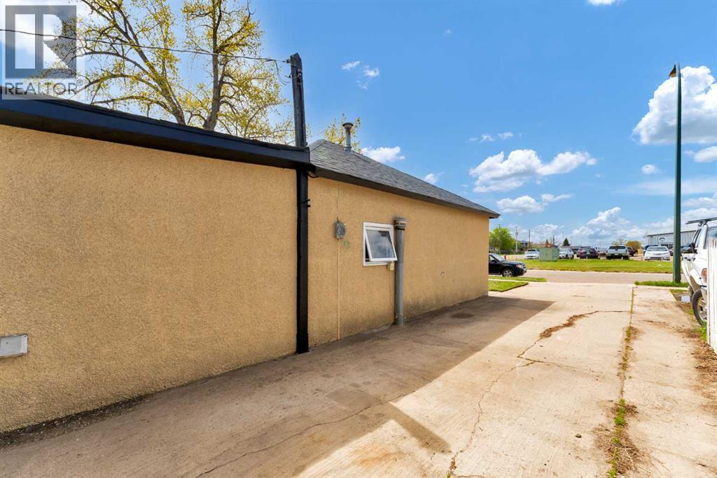 837 Main Street S - 32