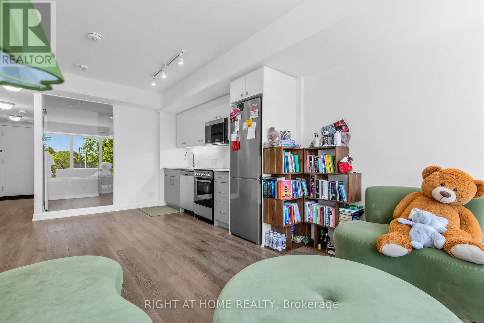 #316 2 MANDERLEY DRIVE - 11