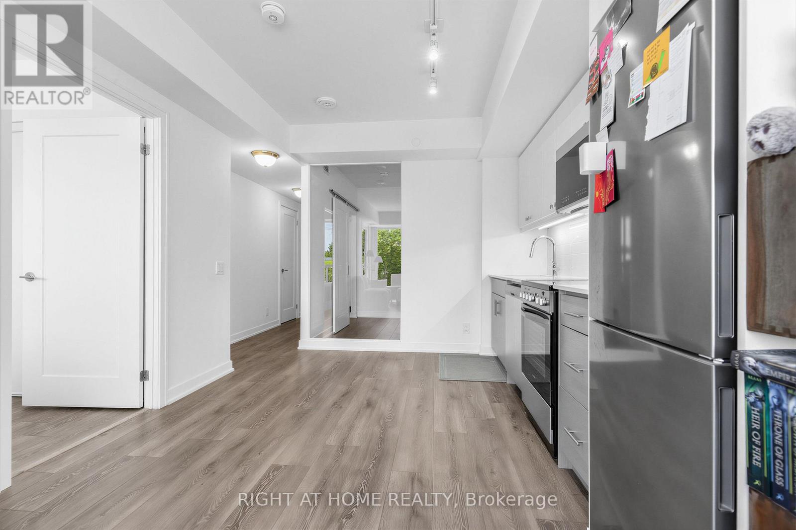 #316 2 MANDERLEY DRIVE - 13