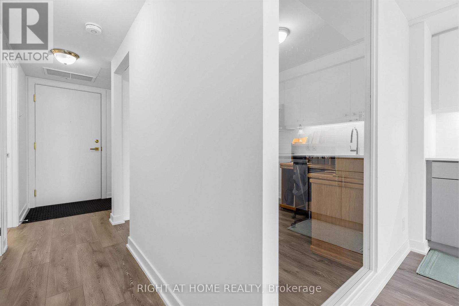 #316 2 MANDERLEY DRIVE - 22