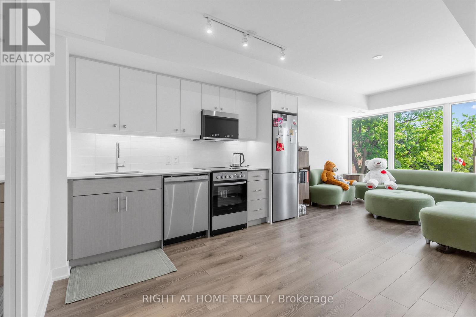 #316 2 MANDERLEY DRIVE - 8
